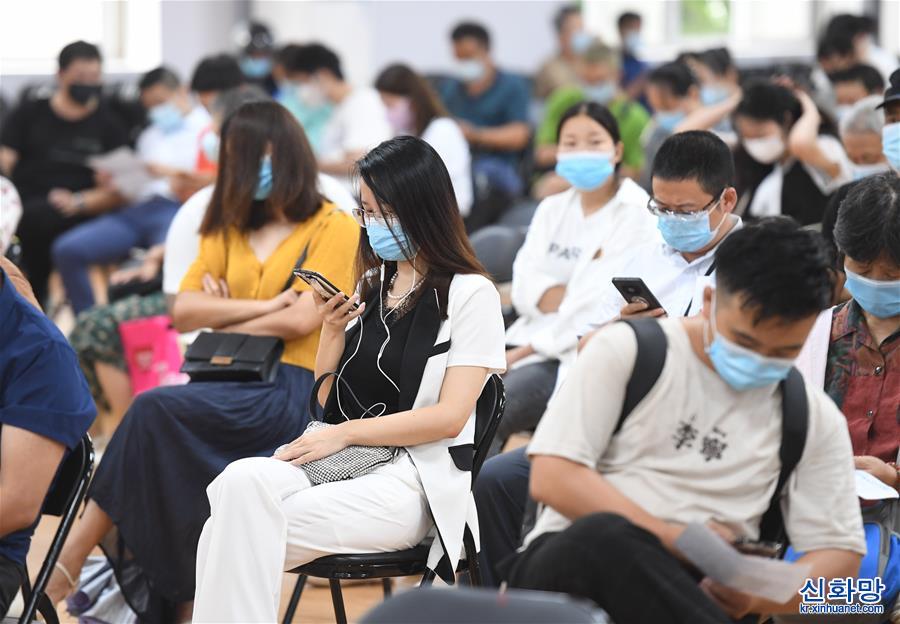 （新華全媒+·聚焦疫情防控）（9）南京市民有序接種新冠疫苗