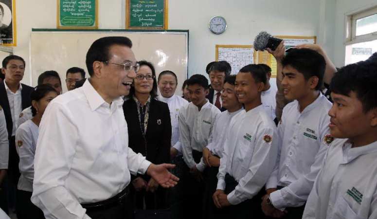 리커창 中총리, 네피도서 미얀마 청소년과 교류