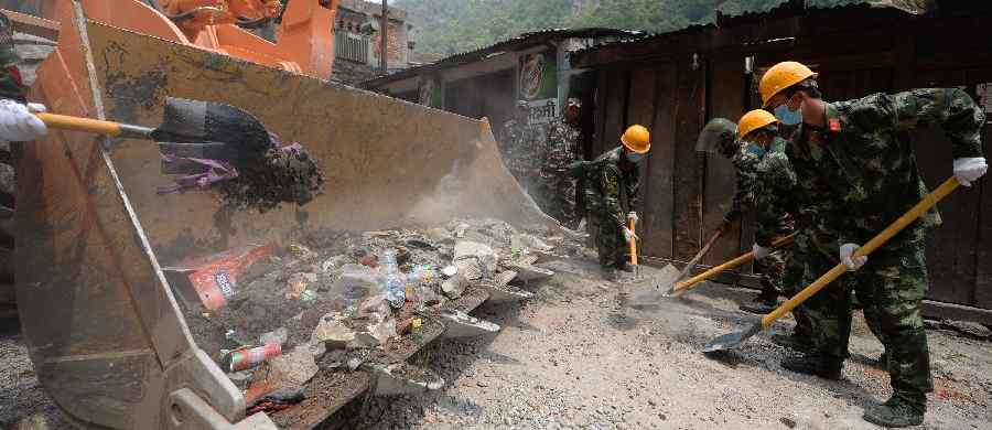 中무장경찰 교통부대 네팔서 도로 응급 수리