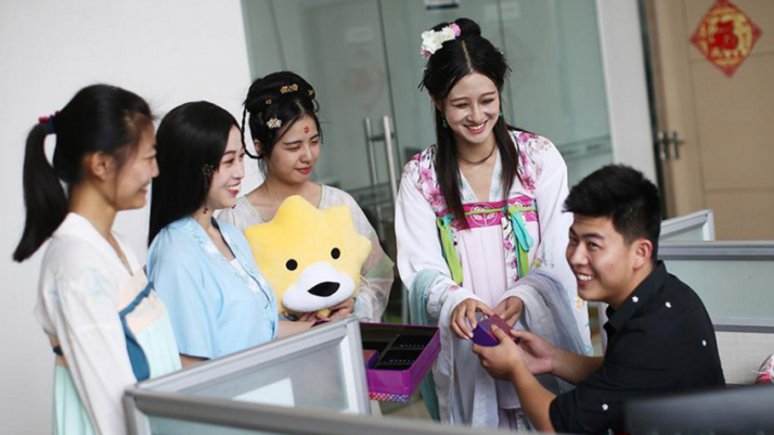 한푸 미녀 大학생 택배원으로 변신, 월병과 축복 전달