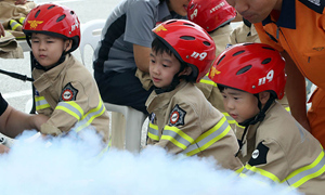 韓國大田舉行消防體驗活動 萌娃化身消防員有模有樣