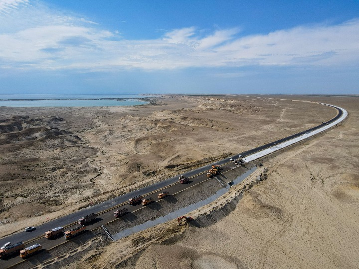 中 신장(新疆), 사막 가로지르는 첫 번째 고속도로 공사 한창