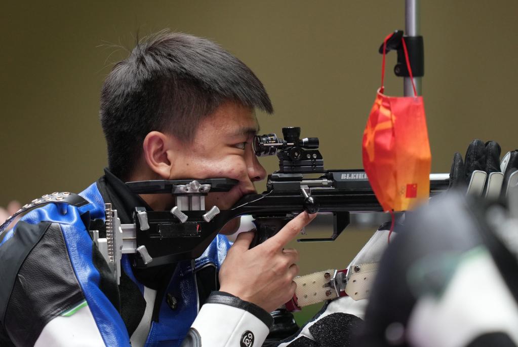 남자 50m 소총 3자세 결승전에서 중국 선수 장창훙 금메달 획득