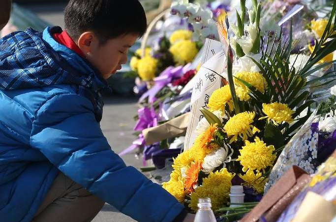 상하이 시민, 압사사고 희생자들에게 헌화