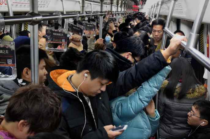 중국 신년의 첫 출근: 사람들로 붐비는 지하철