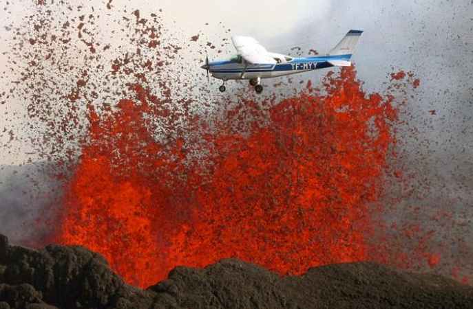 폭발 중의 화산분출구를 경유한 소형비행기