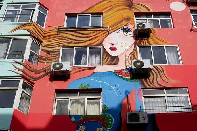 中칭다오, 대형 미녀 벽화가 아파트 외벽에 등장