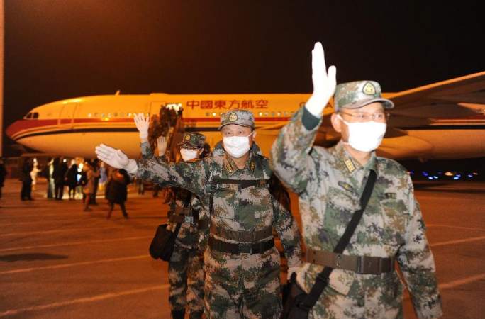 중국, 아프리카 원조 에버라 저항 의료팀의 첫기 팀원 귀국
