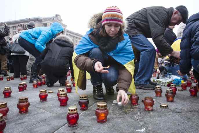 우크라이나서 충돌중 희생자들을 애도하기 위해 시위 벌여