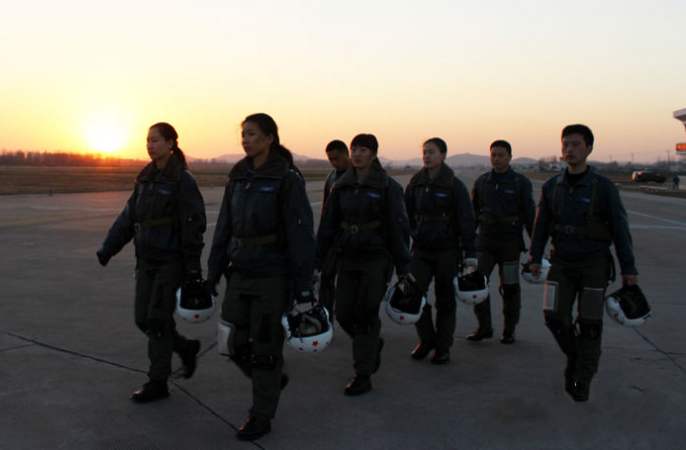 中공군 첫 공동학위 격투기 여성 비행사들 전투부대 투입