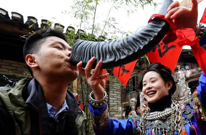 구이저우 동족 촌락, 술 권하며 즐거운 동족 설날 보내