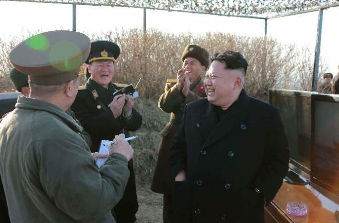김정은, 신형 대함정 미사일의 시험 발사를 참관