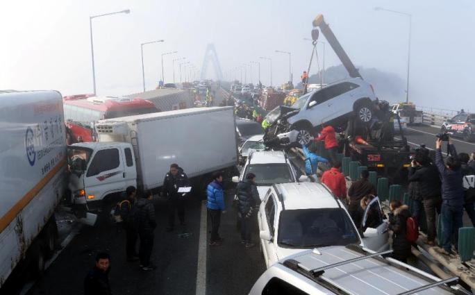 한국 100여대 차량 추돌로 2명 사망 65명 부상, 중국인 7명 부상