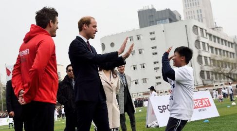 영국 윌리엄 왕자, 中청소년 축구훈련반 학생들과 축구를