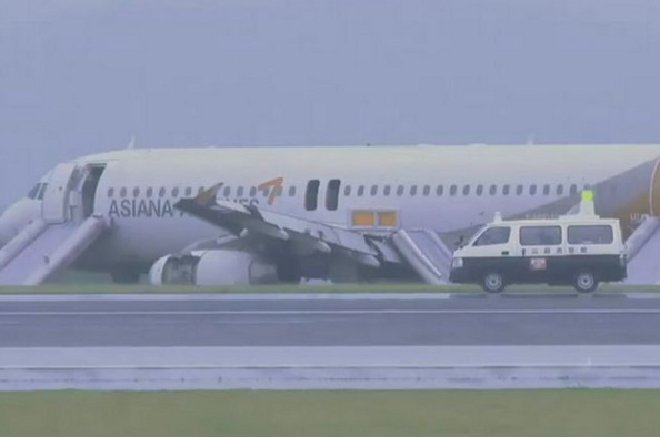 아시아나 항공기 日공항 활주로 이탈...약 20명 부상