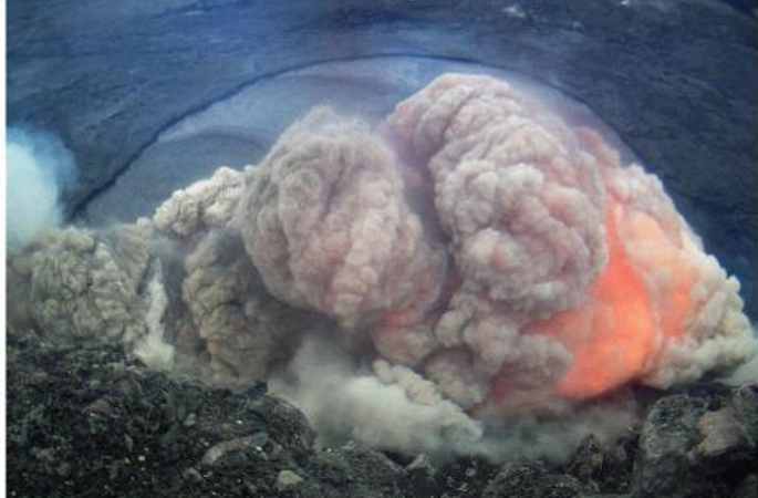 美하와이 화산구 붕괴...용암 폭발 현장 장관
