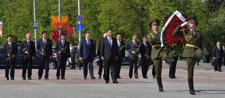 시진핑 中주석, 벨라루스 승리기념비에 화환을