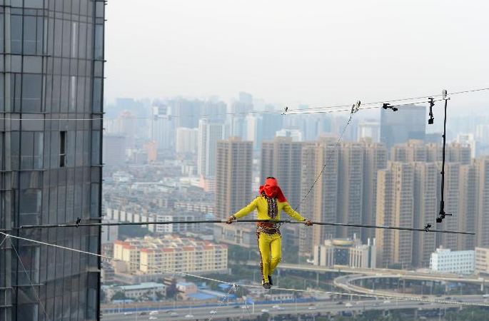 중국 줄타기 달인, "눈감고 고공에서 거꾸로 줄타기"에 성공