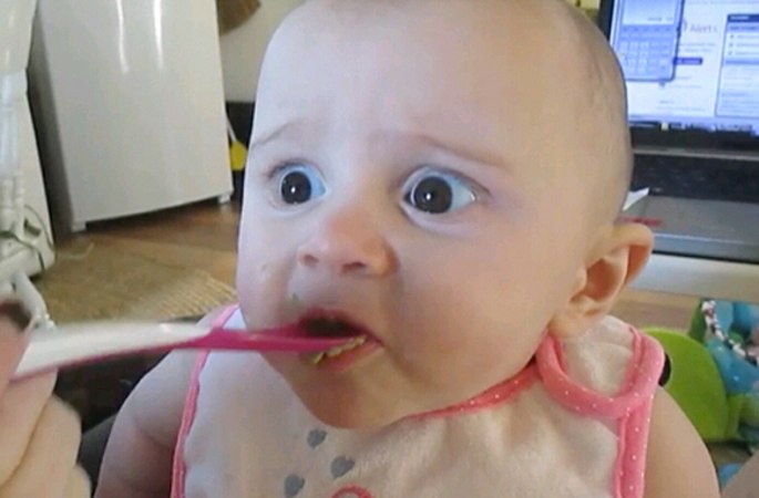 뭐야, 이 맛은? 태어나서 아보카도 처음 먹는 아기...표정 완전 웃겨