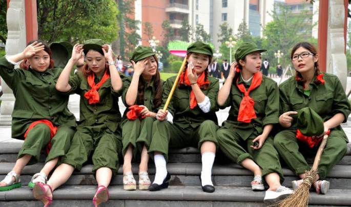 쓰촨의 한 대학, ‘가장 값진 노동’ 이색 테마 졸업사진
