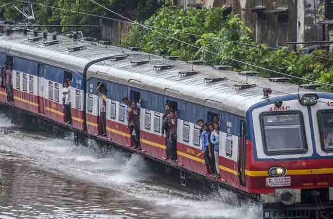 인도, 폭우로 10명 사망 6000명 이전, 기차가 물위에서 운행