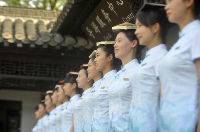 양저우 미녀 관광 가이드들이 "삼복 훈련"