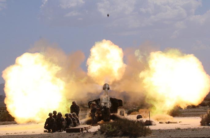 해방군 포병，46도 고온에서 실탄 사격 연습