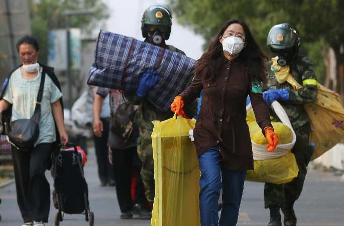 中 톈진항 폭발 사고 발생지 근처 주민들 물건 찾으러 질서있게 귀가