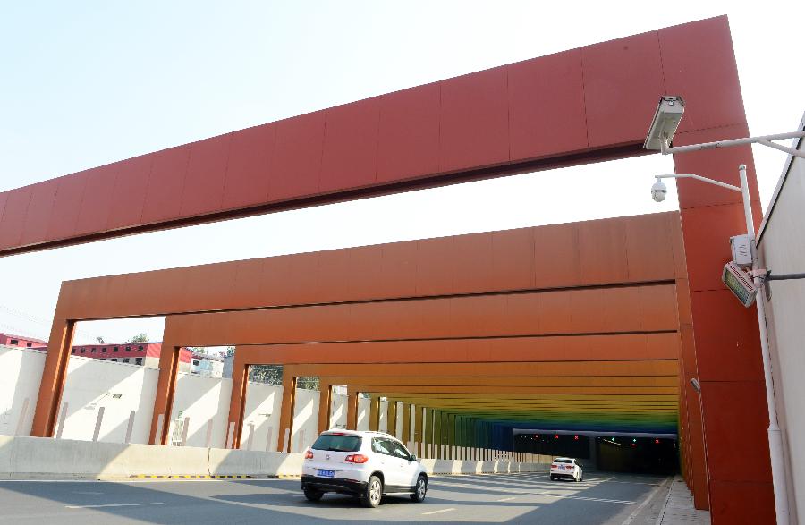 정저우(郑州): 화려하고 웅장한 ‘레인보우 터널’