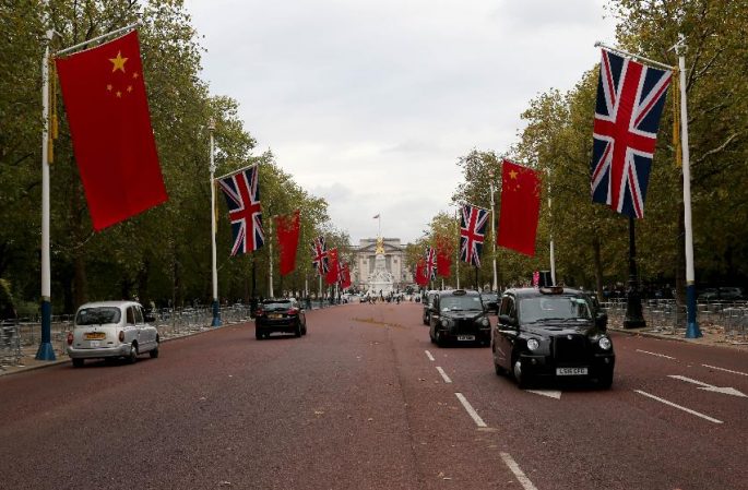 中英 국기, 런던 길거리에 매달려