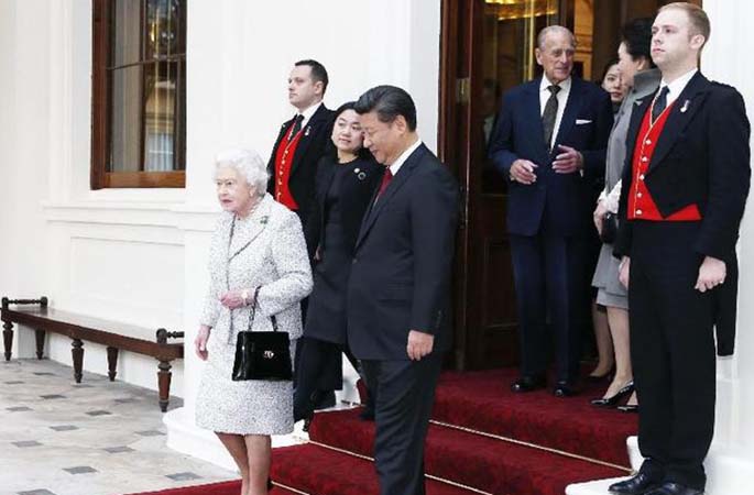 시진핑과 펑리위안, 엘리자베스 2세 영국 여왕 부부와 작별 인사