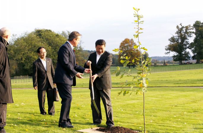 시진핑 주석, 캐머런 영국 총리와 함께 우정의 나무 심어