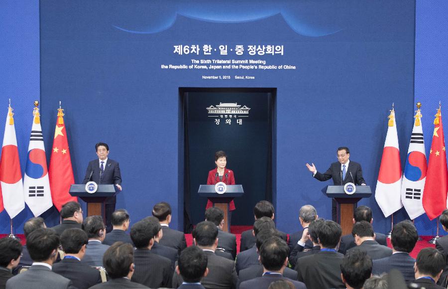 리커창 총리, 韓日지도자와 함께 기자회견
