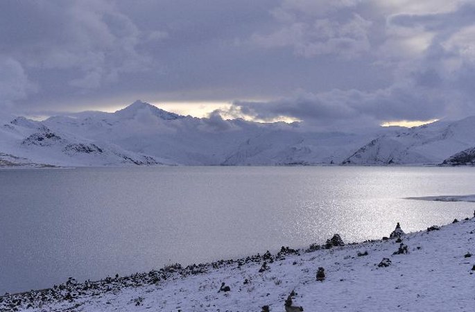 시짱(西藏) 암드록쵸 호수 은빛 단장으로 초겨울 맞아