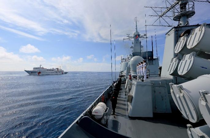中 해군함정편대 태평양 동부 모 해역서 국제 인도주의 해상 의료구조 및 후송훈련 성공적으로 진행