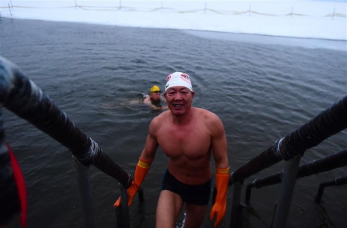 中 전 국민 헬스 -- 추운 겨울에 야외 수영
