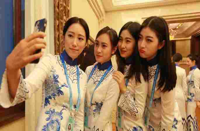 2015세계인터넷대회:대학생 도우미 칭화츠 치파우를 입고 첫 등장