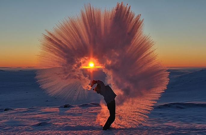 촬영사가 자제체로 만든 아름다운 얼음 무지개
