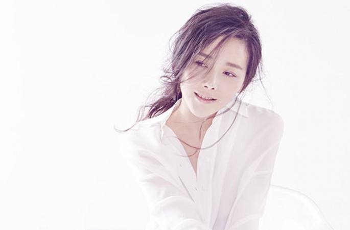 덩쯔이(鄧紫衣) 봄 화보 공개, 화이트 셔츠에 나온 절제된 섹시함