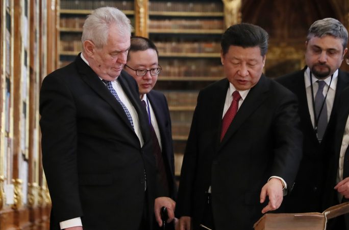 시진핑 中 국가주석, 제만 체코 대통령과 함께 스트라코프 도서관 참관