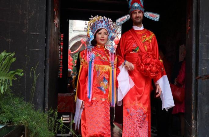 中 佛연인, 청두서 중국식 전통결혼의식 진행