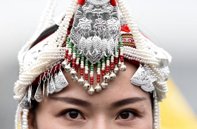 中 푸젠 사족(畲族)의 다채로운 머리 장식품