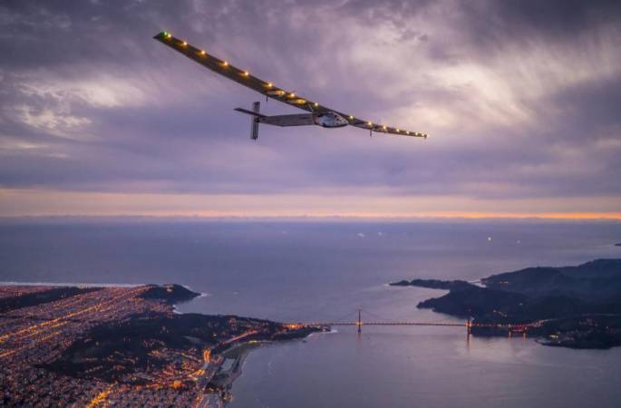 세계에서 가장 큰 태양광 비행기 태평양을 넘어 샌프란시스코에 도착