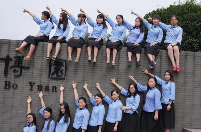 충칭 대학생들의 졸업사진-청춘을 기념하여