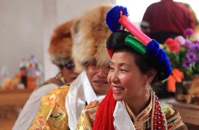 윈난성 더친현서 톈진부부 전통 티베트식 ‘진주혼’ 거행
