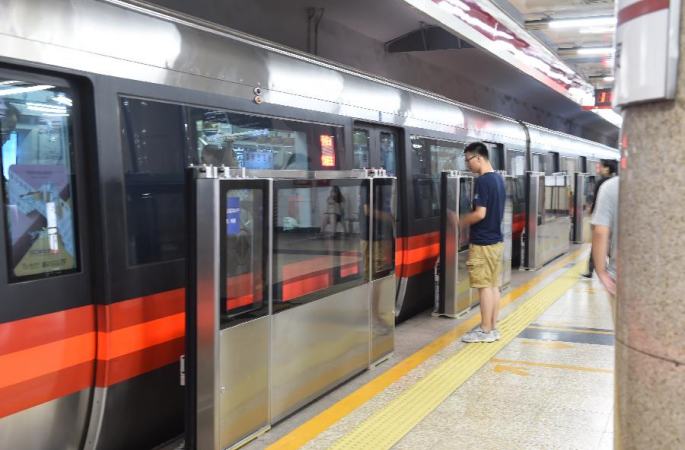 베이징 첫 지하철 베이징 1호선, 첫 스크린도어 설치 성공