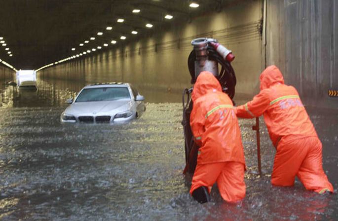 [포토] 폭우속에서도 여전히 근면히 일하는 근로자들