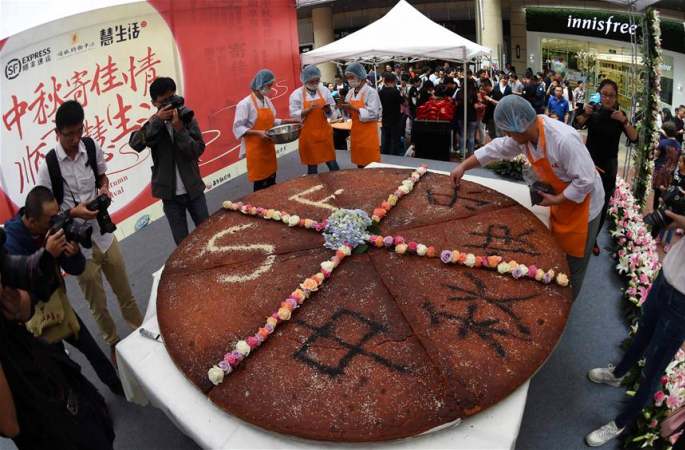 中 &lsquo;대형 월병&rsquo; 윈난 쿤명서 선보여