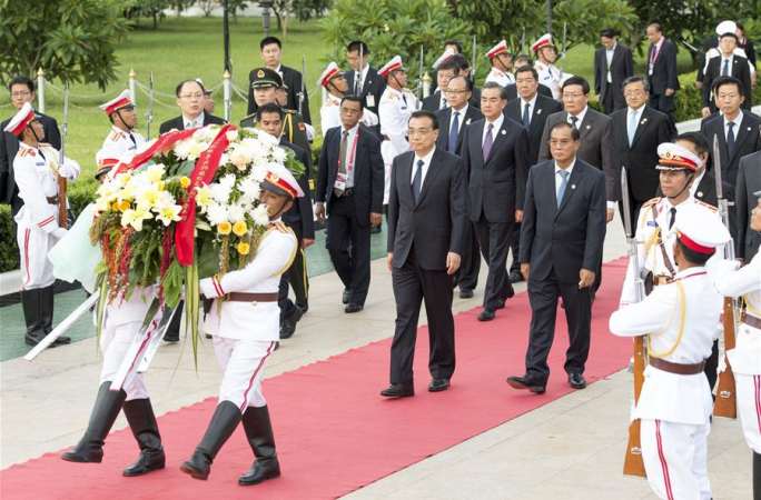 리커창 총리, 라오스 무명열사기념비에 화환을