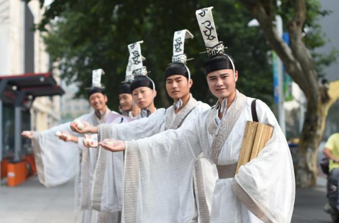 춘추전국 전통복 입고 월병 배급, 타임머신 타고 왔을까?